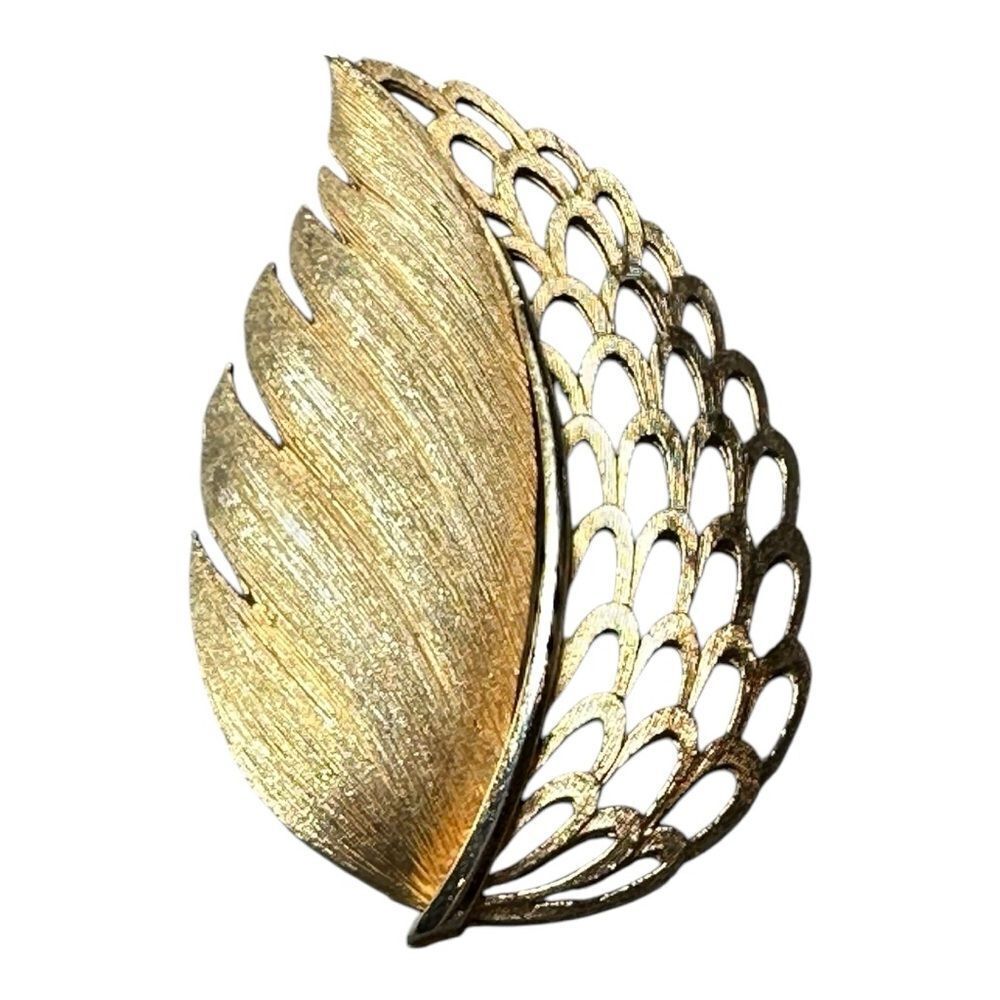 Vintage Lisner Goldtone Leaf Brooch Pin Womens Gold Tone Steel Textured Retro